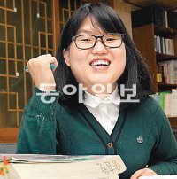 대학수학능력시험을 이틀 앞둔 8일 서울 서대문구 홍은동 어울림청소년쉼터에서 이수연 양이 막바지 공부를 하며 포부를 다지고 있다. 김미옥 기자 salt@donga.com