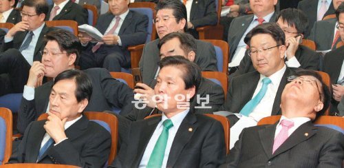 무겁게 가라앉은 한나라 의총 9일 한나라당 의원총회에서 홍준표 대표가 설화를 잇달아 일으킨 데 대해 “앞으로 농담도 가려서 하겠다”고 사과하는 것을 동료 의원들이 듣고 있다. 변영욱 기자 cut@donga.com