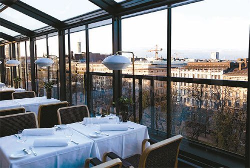 핀란드 헬싱키 중심가를 한눈에 내려다볼 수 있는 레스토랑 ‘사보이’는 전망, 요리, 서비스, 디자인 등 4박자가 모두 잘 맞는 레스토랑이다. 핀란드의 대표 디자이너 알바르 알토가 디자인한 인테리어 요소들이 돋보인다. 바앤다이닝 제공