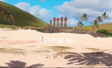 핑크빛 산호모래로 뒤덮인 섬 북쪽의 아나케나 비치는 1500년전 타히티에서 카누를 타고 수천 km 바다를 항해해 이곳에 당도한 아리키 호투 마투아 왕의 상륙 지점이다.