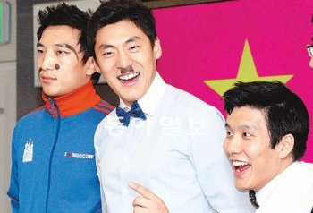 삼성물산의 신입사원들이 ‘달인’ ‘애정남’ ‘감사합니다’ 등 다양한 개그 형식을 활용해 경영진 앞에서 톡톡 튀는 신흥시장 개척기를 보고했다. 이 회사는 베트남, 카자흐스탄, 인도네시아, 브라질, 인도, 아프리카를 ‘6대 전략시장’으로 정했다. 삼성물산 제공