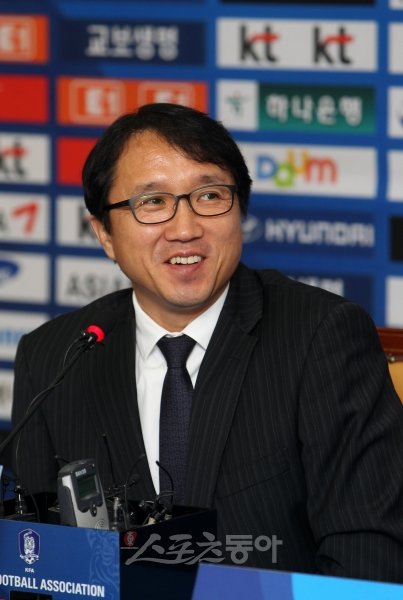 황보관 신임 기술위원장이 10일 축구회관에서 열린 취임 기자회견을 통해 비전을 밝히고 있다. 국경원 기자 onecut@donga.com 트위터 @k1isonecut