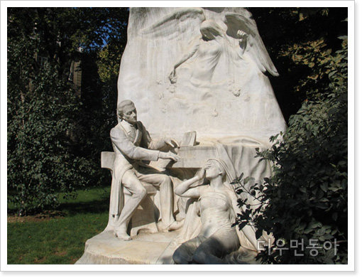 ▲ 파리 시내 몽소공원에 자리잡고 있는 쇼팽과 조르주 상드의 동상.
