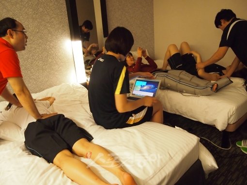 여자배구대표팀 선수들이 물리치료실에서 마시지를 받는 등 피로를 풀고 있다. 삿포로(일본)｜원성열 기자 sereno@donga.com 트위터 @serenowon