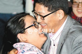 “아빠…” “애썼다” 이 순간만큼은 모든 것을 잊고 싶지 않을까. 대학수학능력시험을 마치고 나오는 딸, 시험장 밖에서 기다리다가 꼭 안아주는 아버지. 무거운 짐을 내려놓은 부녀의 표정이 푸근해 보인다. 10일 서울 종로구 풍문여고 앞. 김미옥 기자 salt@donga.com