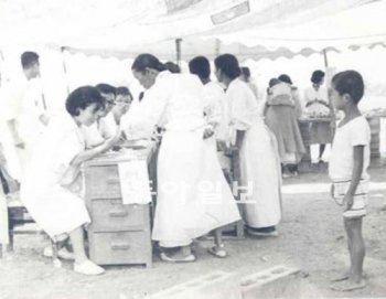 가톨릭학원이 1965년 여름 서울에 차린 무료진료소. 성모병원 등 학원 산하 의료기관은 청량리 등 서울 전역에 출장진료소를 차려 저소득층 환자를 돌봤다. 가톨릭학원 제공