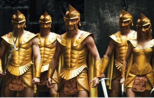 신과 인간의 차이는 갑옷색 차이뿐이다. 어딜 봐서 신으로 보이는가? 심지어 죽기까지 한다. 사진=NEW