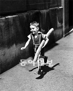 아이는 자기 키만큼이나 긴 바게트 빵을 사들고 거리를 달리기 시작했다. 윌리 로니스의 1952년작 ‘어린 파리지앵’이 탄생한 순간이다. 이봄 제공