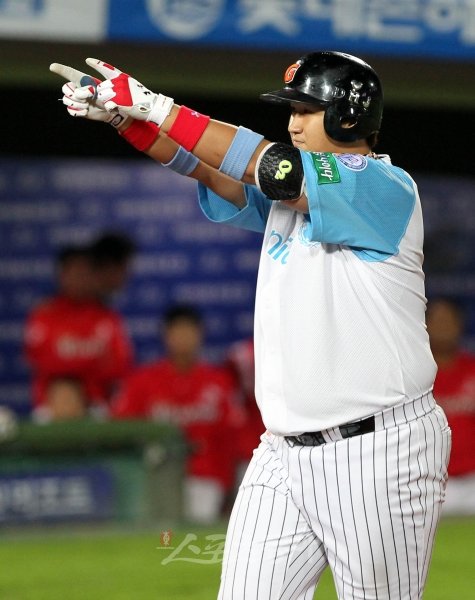 이대호를 둘러싸고, 롯데와 일본 구단 사이에서 쟁탈전이 벌어질 조짐이다. 경쟁이 격화될수록 이대호의 몸값만 천정부지로 치솟는다.  스포츠동아DB