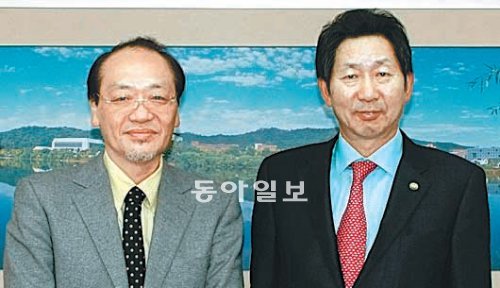 장호성 단국대 총장(오른쪽)이 11일 고토 하루히코 와세다대 교수에게 한국 유학생을 위한 장학금을 전달한 뒤 포즈를 취했다. 단국대 제공