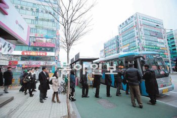 경기 고양시 일산신도시 대화역에서 서울로 가는 M버스를 타기 위해 줄 서 있는 시민들. 올해 말이면 경기 수원시 광교신도시와 김포한강신도시에서 서울로 연결하는 9개 노선이 추가 운영돼 관련 지역의 교통 여건이 크게 좋아질 것으로 기대된다. 동아일보DB