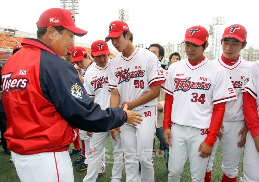 ‘강속구+제구력=정상급 투수!’ KIA 사령탑에 오른 선동열 감독(왼쪽)은 일본 미야자키 마무리훈련에서 윤석민, 한기주, 김진우 등 투수진의 제구력 향상을 첫 번째 목표로 강도 높은 훈련을 지휘하고 있다.스포츠동아DB