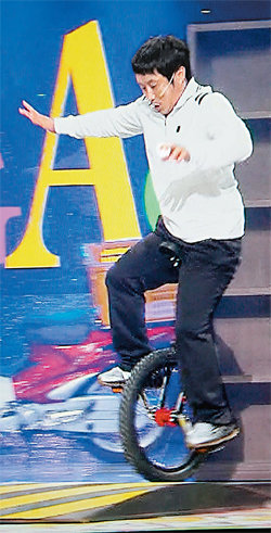 13일 ‘달인’ 마지막 방송에서 외발자전거 묘기를 선보인 ‘사륜’ 김병만 선생. 그는 녹화 현장에서 외발자전거를 탄 채 줄넘기를 하는 고난도 연기를 NG 없이 해내 뜨거운 박수를 받았다. KBS 화면 캡처