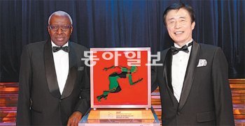 김범일 대구시장(오른쪽)이 12일 모나코 몬테카를로에서 열린 세계육상갈라에서 라민디악 국제육상경기연맹(IAAF)회장으로부터 국제육상도시 트로피를 받고 있다. 대구시 제공