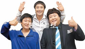 김병만이 이끄는 ‘달인’팀이 9일 마지막 녹화를 끝내고 대기실에 모였다. 사회자 류담(오른쪽)은 “웃고는 있지만 속은 멍하고 
섭섭하다”, 수제자 노우진(왼쪽)은 “많이 힘들었던 만큼 시원섭섭하다”고 했다. 홍진환기자 jean@donga.com