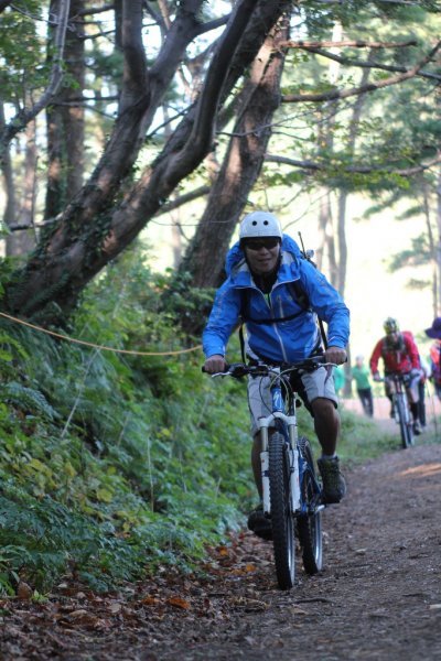 북면 석포리와 저동 내수전을 잇는 약 2.5km 울릉옛길은 전형적인 산길로서 바위가 많고 급경사 언덕이 곳곳에 도사리고 있어 자전거 울릉도 일주 코스 중 가장 큰 난관이다. 50% 정도는 어렵사리 타고 갈 수 있었으나 나머지 구간은 자전거를 끌고, 메고 돌파해야했다.