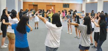 ‘자신감·리더십 캠프’에선 현직 뮤지컬 및 연극배우가 참가학생의 말하기·듣기 습관을 바로잡아주고 다양한 활동으로 자신감을 키워준다.