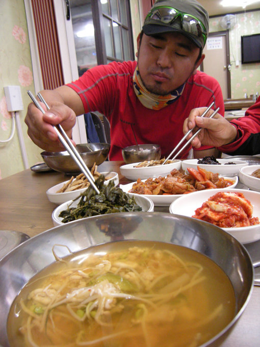 신선하지 않으면 맛볼 수 없다는 맛 ‘오징어내장탕’