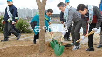 박승호 포항시장(오른쪽에서 두 번째)과 시민들이 연일읍 형산강변에 ‘시민 내 나무 갖기 운동’을 시작하며 기념식수를 하고 있다. 포항시 제공