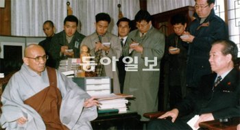 1997년 12월 대통령 선거를 앞두고 새정치국민회의 김대중 후보(오른쪽)가 송월주 조계종 총무원장을 방문했다. 비난보다는 힘을 모아 외환위기를 극복해야 한다는 스님의 말에 분위기가 무거워졌다는 것이 참석자들의 전언이다. 송월주 스님 제공