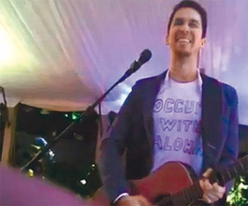 우리는 점령할 거야∼ 12일 APEC 정상들의 만찬장에서 월가 점령 시위를 지지하는 노래를 부른 기타리스트 마카나. 사진 출처 예스랩