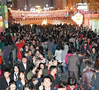 13일 밤 서울 청계천에서 열린 ‘2011 서울 등 축제’에 많은 인파가 몰려 가을 정취를 한껏 느끼고 있다. 서울시는 이날까지 177만여명이 등 축제를 찾은 것으로 추산하고 있다. 변영욱 기자 cut@donga.com