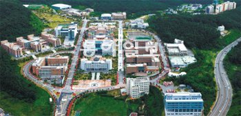 2007년 서울 용산구 한남동에서 경기 용인시 수지구 죽전캠퍼스로 자리를 옮긴 단국대는 ‘인 서울 대학’에서는 벗어났지만 과거 한남동 캠퍼스 시절을 뛰어넘는 눈부신 교육성과를 거두고 있다. 사진은 단국대 죽전캠퍼스 전경. 단국대 제공