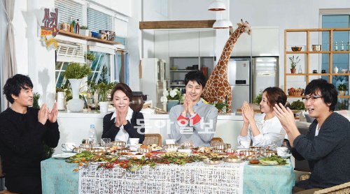 채널A의 글로벌 한식 토크쇼 ‘쑈킹’ 진행자들이 배우 조인성을 첫 번째 게스트로 초대해 이야기를 나누고 있다. 왼쪽부터 신현준 김수미 조인성 사강 탁재훈. 유성운 기자 polaris@donga.com