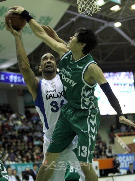 ‘키는 숫자에 불과하다’는 걸 보여주는 것일까. 삼성 라모스(왼쪽)의 골밑슛을 동부 윤호영이 블록슛하고 있다. 라모스는 국내 선수
 포함, KBL 최장신인 222cm. 윤호영은 이보다 25cm나 작은 197cm에 불과(?)하다. 원주｜김종원 기자 
won@donga.com 트위터 @beanjjun