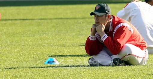 FA 정대현은 내년 시즌 어떤 유니폼을 입게 될까. 그의 가치가 남다른 덕분에 그가 선택할 수 있는 카드도 많아 보인다. 롯데와의 플레이오프 때 스트레칭을 하다 잠시 생각에 잠긴 듯 눈을 감은 정대현. 스포츠동아DB