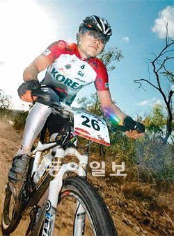 작렬하는 태양 아래 흙먼지 속을 달리고 있는 김기중 씨. 약 없이는 제대로 걷지도 못했던 그가 험하기로 유명한 산악자전거 레이스 ‘크로커다일 트로피’에서 10일간의 극한 레이스를 완주했다. 김기중 씨 제공