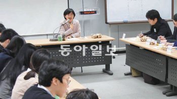 15일 서울 종로구 세종로 동아미디어센터에서 진행된 동아일보 수습기자 공채 실무평가에서 인터뷰 대상자로 나선 민주노동당 이정희 대표(가운데)가 예비 기자들의 질문에 웃으며 답변하고 있다. 홍진환 기자 jean@donga.com