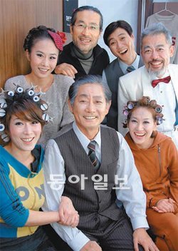 분장실에 모인 배우 전무송 씨(앞줄 가운데)와 ‘세일즈맨의 죽음’ 출연진. 뒷줄 왼쪽에서 두 번째는 연출을 맡은 이국희 감독.