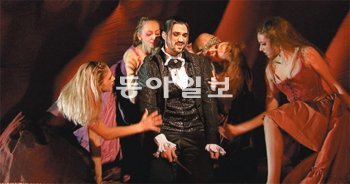 ‘모차르트 오페라 락’에서 매력적인 살리에리로 등장하는 플로랑 모트. SK플래닛 제공