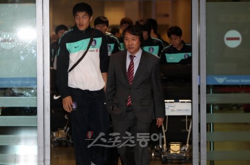 중동 2연전을 마친 대표팀 조광래 감독(가운데)이 16일 인천국제공항을 통해 입국하고 있다. 왼쪽은 골키퍼 정성룡. 인천국제공항｜임진환 기자 photolim@donga.com 트위터 @binyfafa