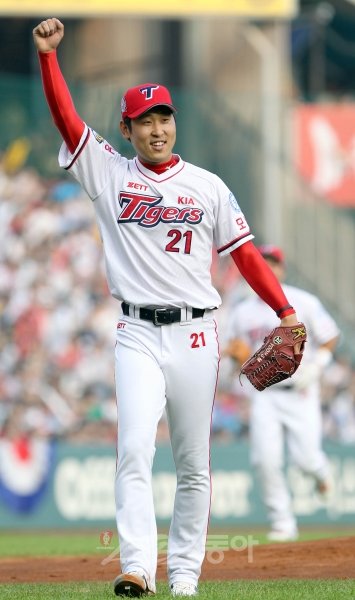 윤석민은 언젠가 꿈의 무대 메이저리그 마운드에서도 주먹을 불끈 쥐고 활짝 웃을 순간을 그리고 있다. 그러나 그 도전의 시작은 KIA의 붉은색 유니폼을 입고 더 빼어난 활약을 한 뒤가 될 전망이다. 스포츠동아DB