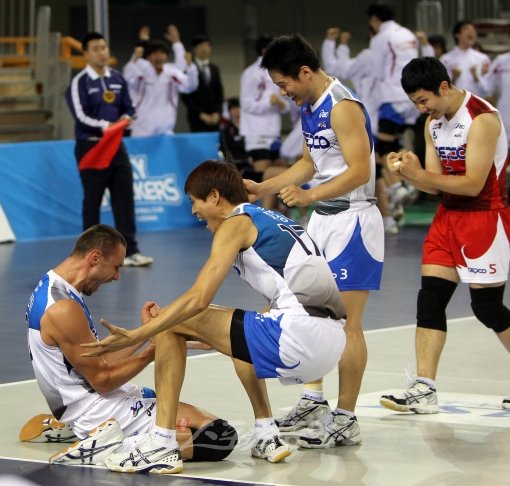 해결사는 역시 안젤코였다. 16일 천안유관순체육관에서 열린 V리그 남자부 경기에서 KEPCO는 안젤코(맨 왼쪽)의 맹타에 힘입어 짜릿한 듀스 승리를 챙겼다. 천안｜김종원기자 won@donga.com 트위터 @beanjjun