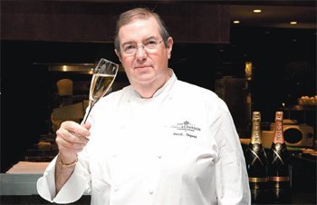 모에&샹동 수석 셰프인 파스칼 탱고 씨는 “음식을 위한 술이 아니라 술에 걸맞은 음식을 만드는 것이 나의 일”이라고 말한다. 그랜드하얏트서울에서는 27일까지 모에&샹동의 ‘그랑 빈티지’와 탱고 씨가 준비한 요리를 함께 즐길 수 있는 ‘그랜드 디너’를 진행한다. 그랜드하얏트서울 제공