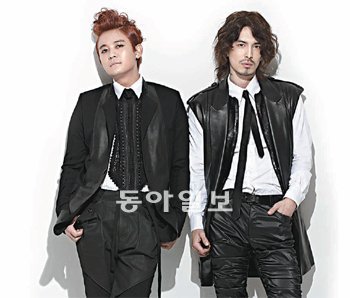 최근 정규 5집 ‘전국 제패’를 발표한 ‘노라조’ 조빈, 이혁(왼쪽부터)은 “이번 앨범의 콘셉트는 아이돌 따라잡기”라며 “멋스럽게 가자는 게 모토”라고 말했다. 위닝인사이트 제공