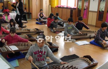 교내에서 국악을 배우는 강원 속초시 대포초등학교 학생들. 3∼6학년이 모두 국악관현악단으로 지역 축제 무대에도 초청받고 있다. 대포초 제공