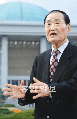 1980년 신군부에 의해 부정축재자로 몰려 국회의원직을 사퇴한 박영록 전 국회의원은 11일 “행정부가 입법부를 유린한 과거에 대해 국회가 나서서 사과를 받아내야 한다”고말했다. 전영한 기자 scoopjyh@donga.com