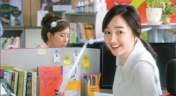 SBS 드라마 ‘천일의 약속’에서 출판사 편집자로 나오는 수애. 이 드라마는 경기 파주출판단지에 있는 푸른숲 출판사에서 실내 촬영을 했다. SBS 화면 캡처