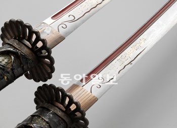 보물 제326호인 충무공 이순신 장군의 장검. 어른 키보다 훨씬 큰 두 자루의 칼에는 댓구를 이루는 검명이 아로새겨져 있다. 충무공이순신 기념관 제공