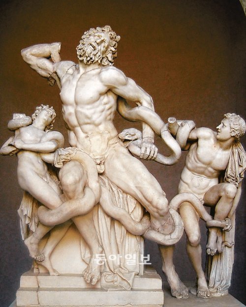 고대 그리스 조각상 ‘라오콘과 아들’. 바다뱀에게 휘감긴 트로이 신관 라오콘과 아들들의 고통스러운 표정을 담았다. 에이도스 제공