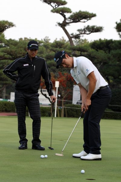 17일부터 일본 미야자키현 피닉스골프장에서 열린 던롭피닉스 토너먼트에 출전 중인 한국 프로골퍼 김도훈(왼쪽)이 배상문의 퍼팅 연습을 바라보며 스윙을 체크하고 있다. 사진제공 ｜ KGT