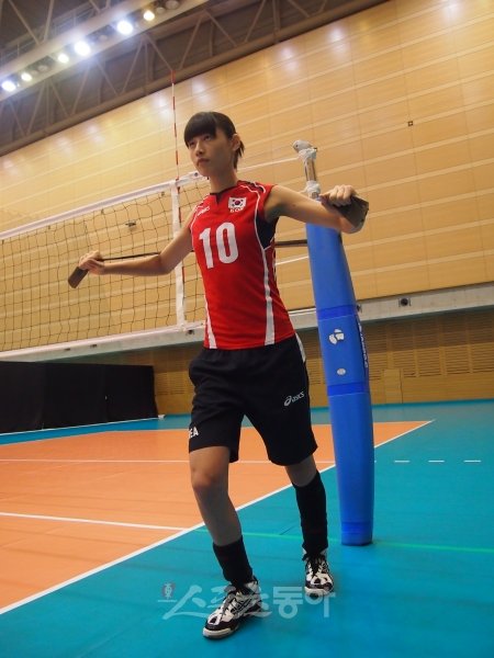 김연경은 지금껏 경험한 국제대회 가운데 이번 대회가 가장 힘들었다고 털어놨다. 보조 경기장에서 개인 체력 훈련을 하고 있는 김연경. 도쿄(일본) 원성열 기자 sereno@donga.com