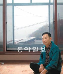 황래하 씨는 ‘혹시 북에 계신 어머니가 꿈에 나타나지 않을까’ 하는 마음에 2002년 북향으로 집을 지었다. 그는 매일 이 창쪽으로 머리를 두고 잠을 잔다. 강화=강은지 기자 kej09@donga.com
