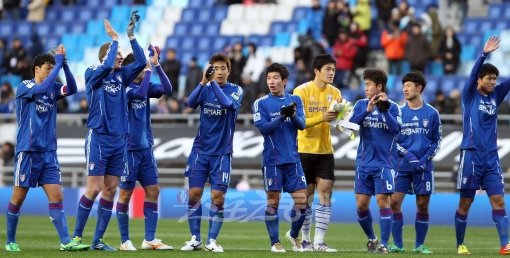 20일 오후 수원 월드컵경기장에서 열린 프로축구 2011K-리그 챔피언십 6강 플레이오프 수원 삼성과 부산 아이파크의 경기에서 수원이 1-0으로 승리를 거두고 준플레이오프에 진출했다. 경기종료 후 수원 선수들이 관중들에게 인사를 하고 있다.
수원｜박화용 기자 inphoto@donga.com 트위터 @seven7sola