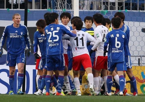 수원과 부산 선수들이 경기 도중 몸싸움을 하며 신경전을 벌이고 있다. 수원｜박화용 기자 inphoto@donga.com 트위터 @seven7sola