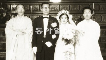 1959년 서울 조계사에서 공동으로 결혼식 주례를 진행한 당시 일초 스님(고은 시인·왼쪽)과 미당 서정주 시인(오른쪽). 시인은 스님 시절 100여 회의 주례를 했다고 밝혔다. 고은 시인 홈페이지